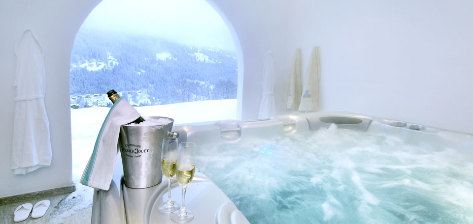 8699762spa-area-with-whirlpool.jpg