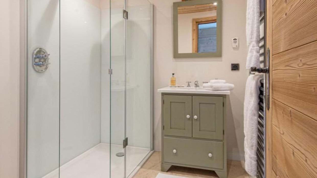 4602320ensuiteshower.jpg