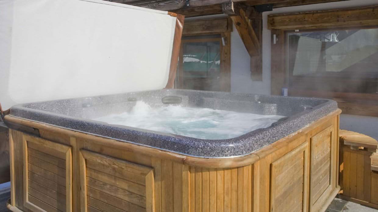 14_hot_tub.jpg