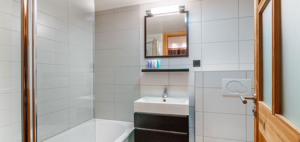 Club Alaska Morzine Luxury Ski Bathroom 2 img.jpg