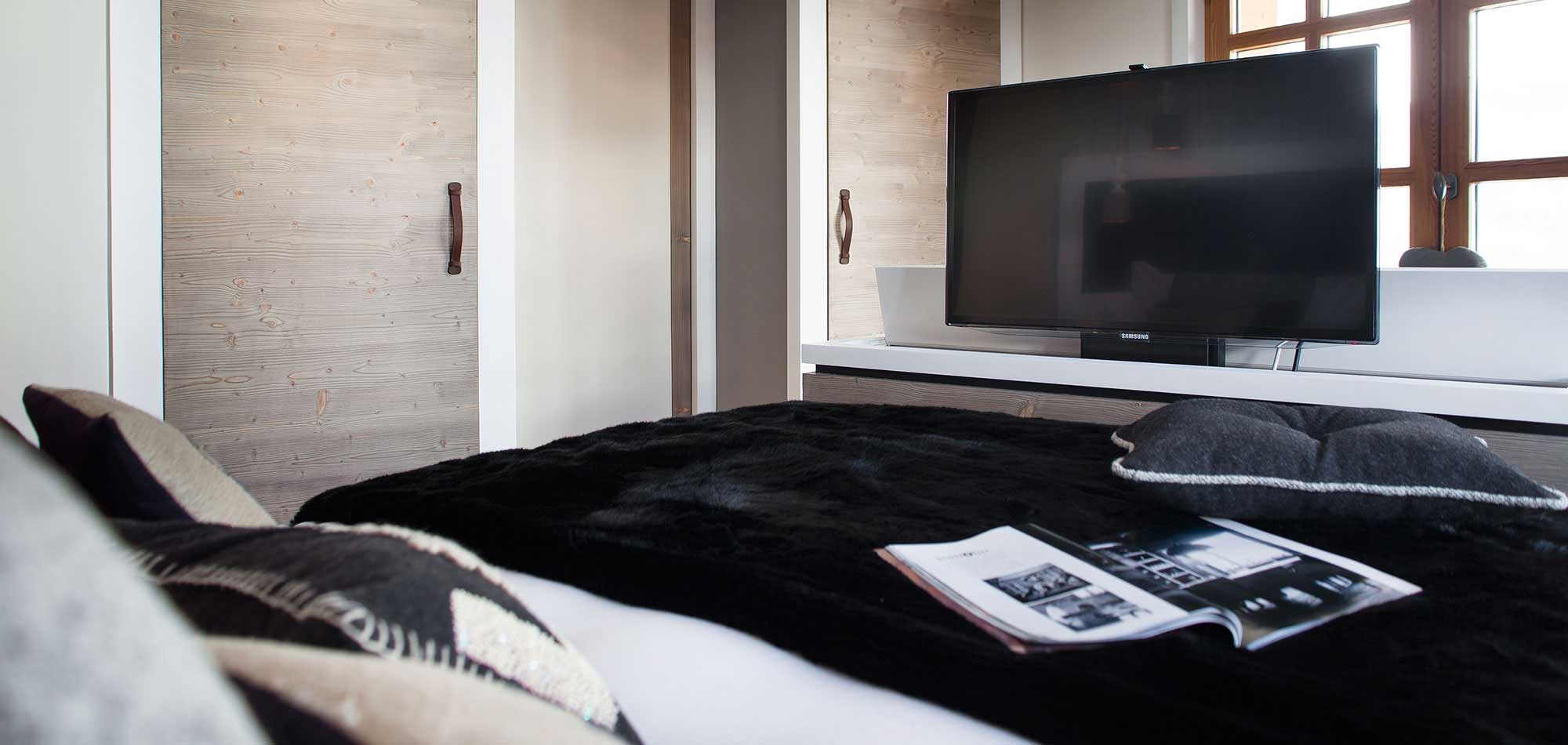 Chalet La Colombe Luxury Ski Bedroom img