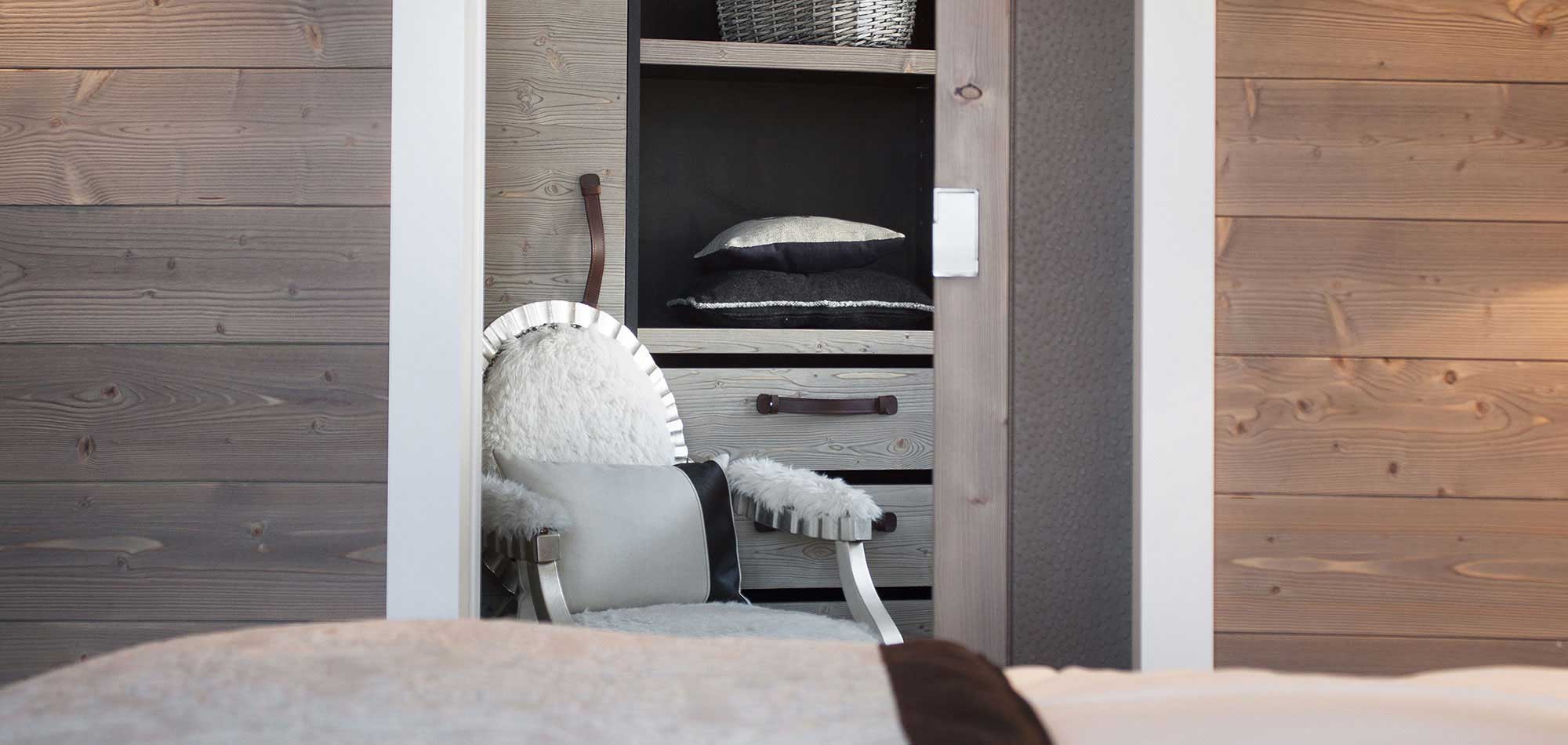 Chalet La Colombe Luxury Ski Bedroom 3 img