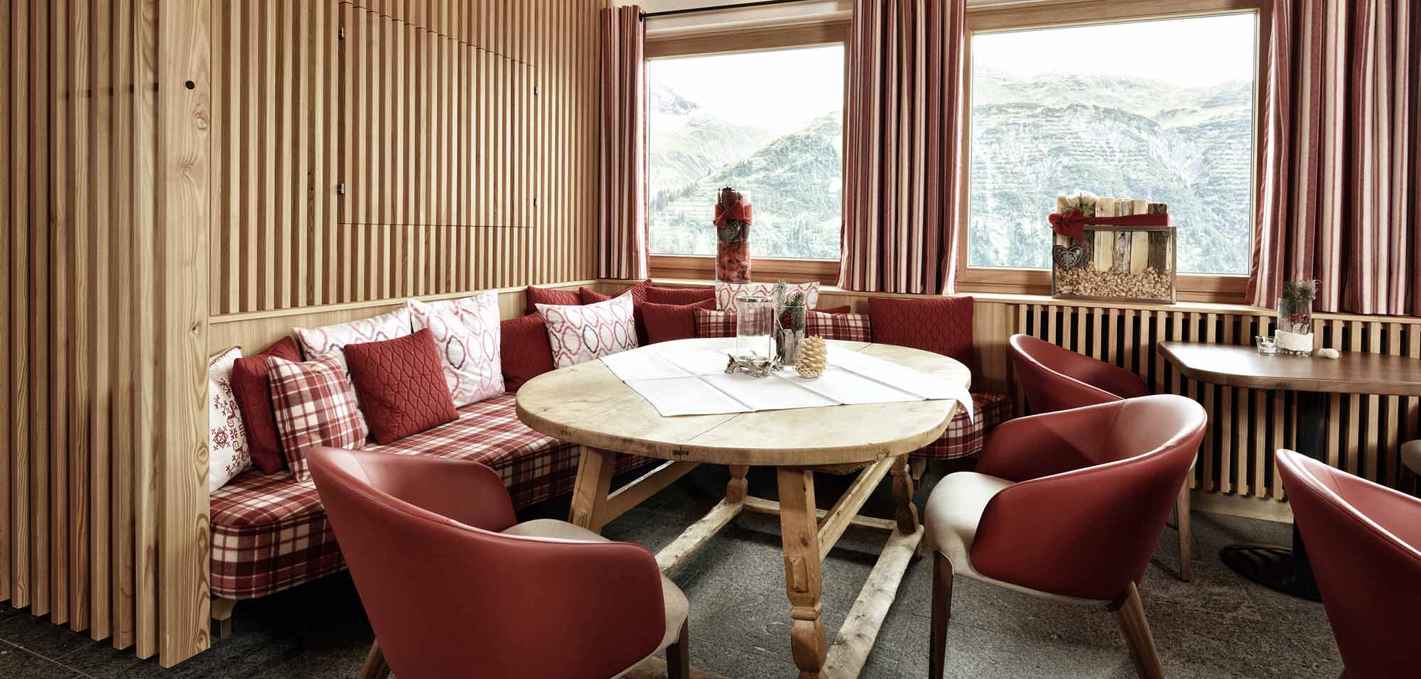 luxury-ski-hotel-lech-goldenerberg-oxford-ski-dining-2