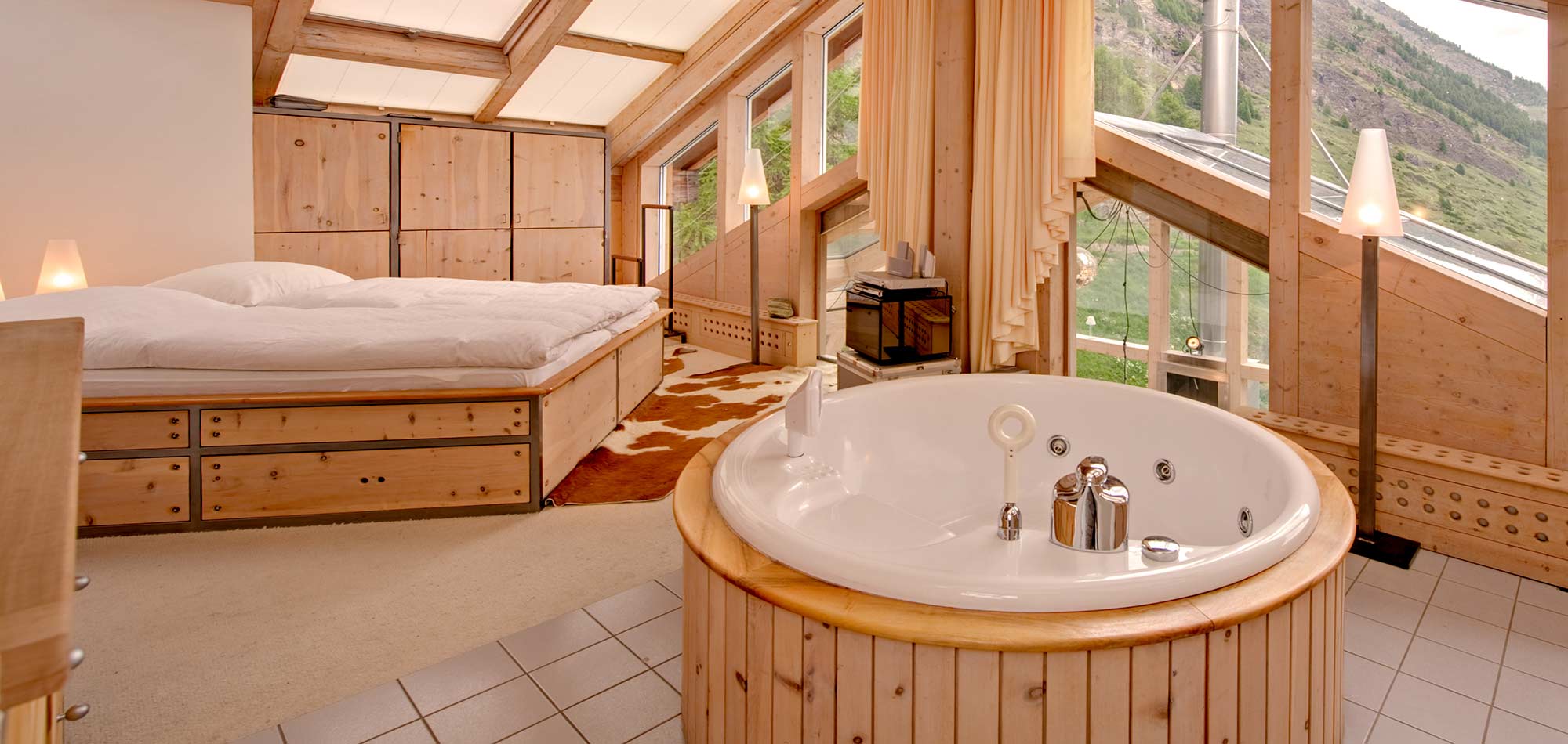 chalet_heinz_julen_penthouse_zermatt_switzerland_luxury_ski_bedroom.jpg