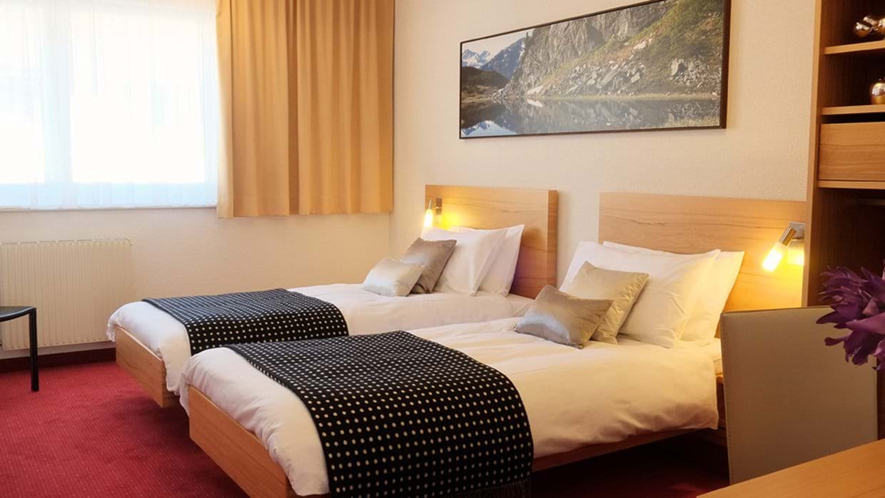 st_anton_haus_hochkar_chalet_austria_luxury_ski_bedroom_2.jpg