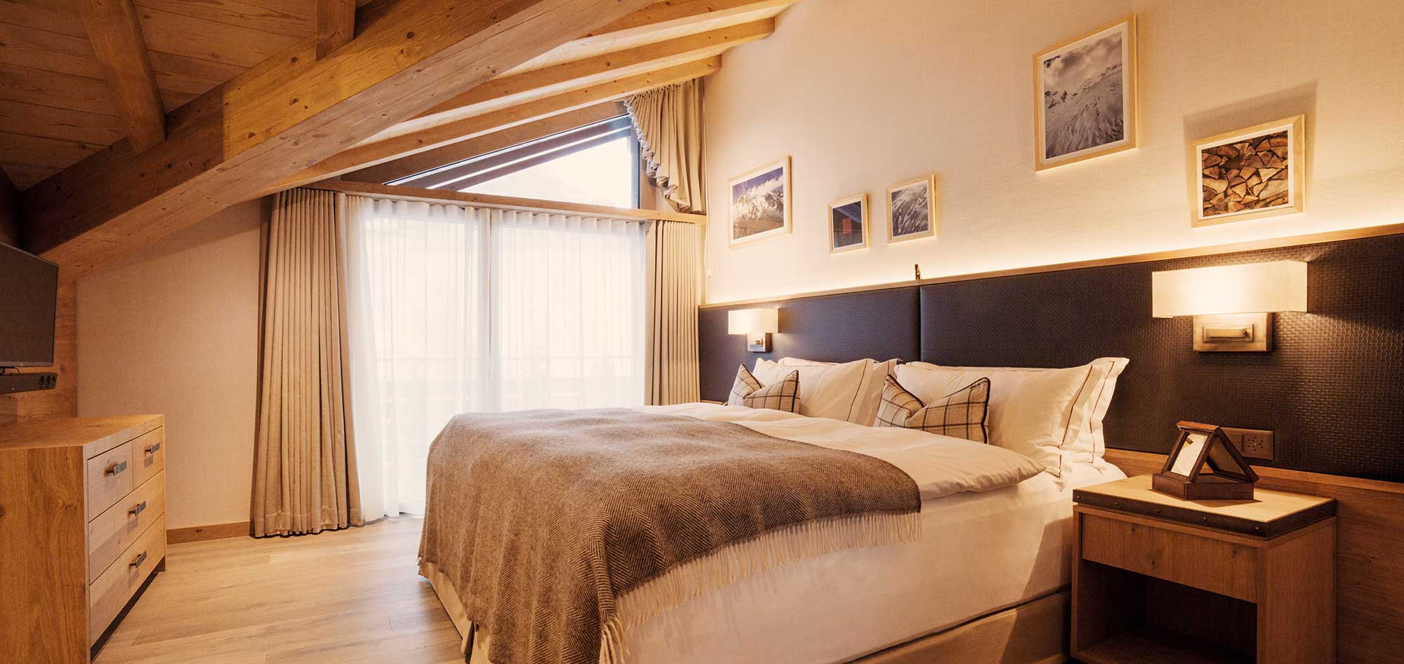 saas_fee_hotel_the_capra_switzerland_luxury_ski_penthouse_suite_bedroom.jpg