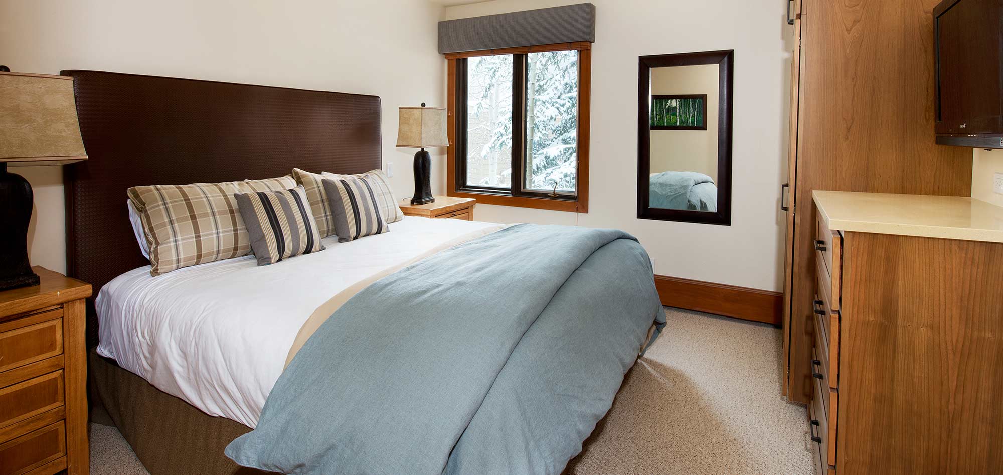 gant_hotel_aspen_north_america_deluxe_bedroom.jpg