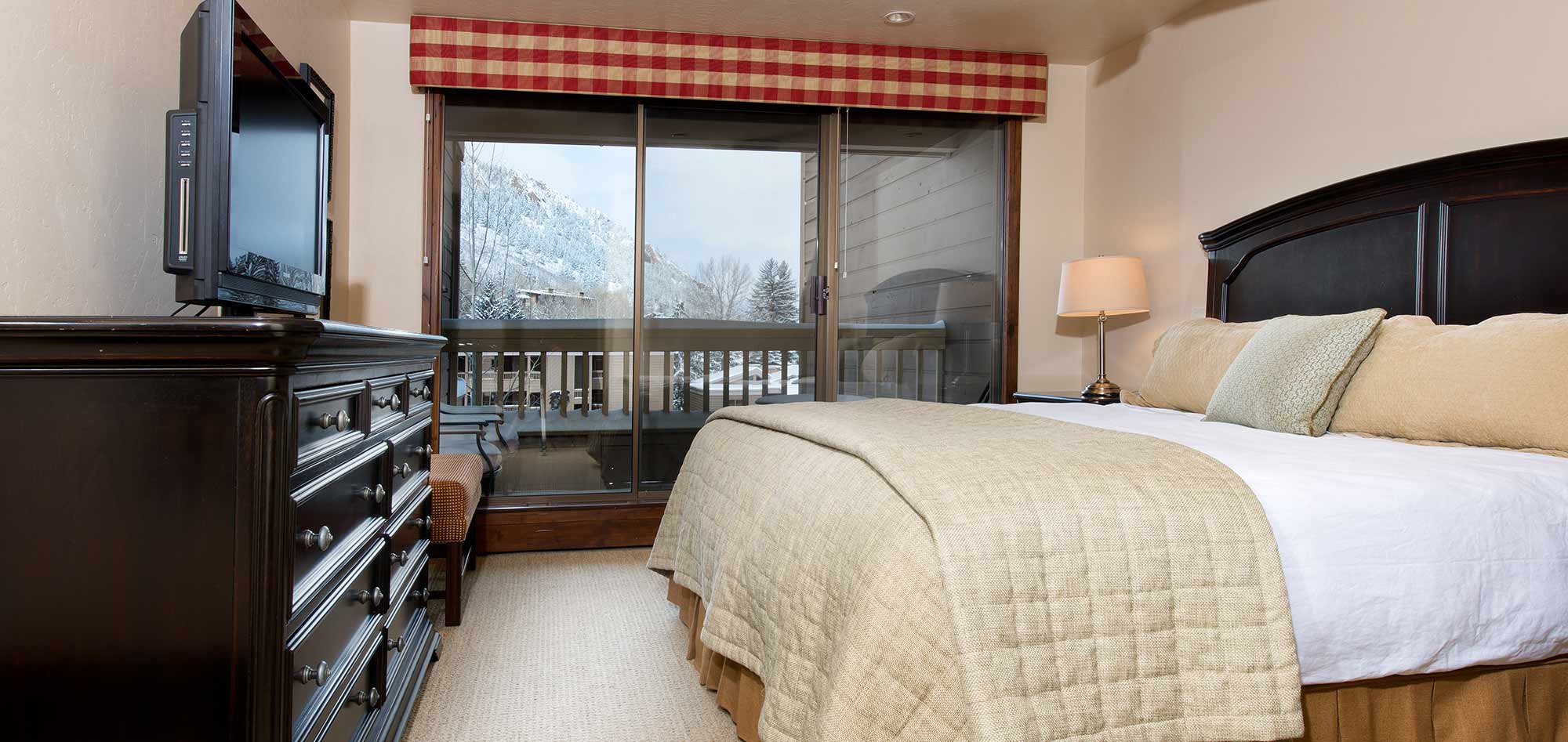 gant_hotel_aspen_north_america_premier_bedroom_2.jpg