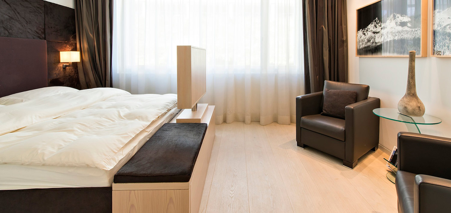 chalet_lakeside_st_moritz_switzerland_luxury_bedroom_2_img.jpg