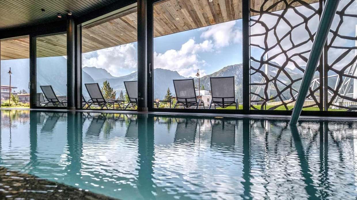 hotel_valsana_arosa_switzerland_luxury_pool_view_img.jpg