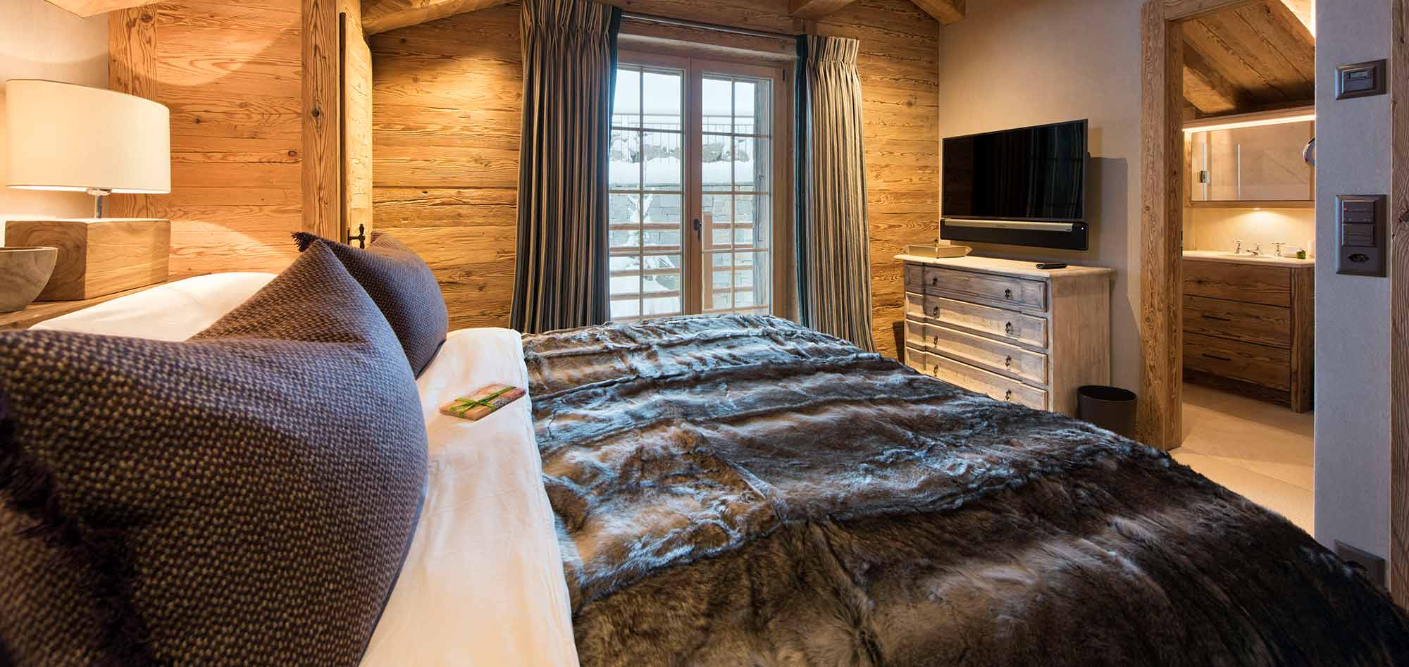 chalet_chouqui_luxury_bedroom_3_verbier_switzerland_img.jpg