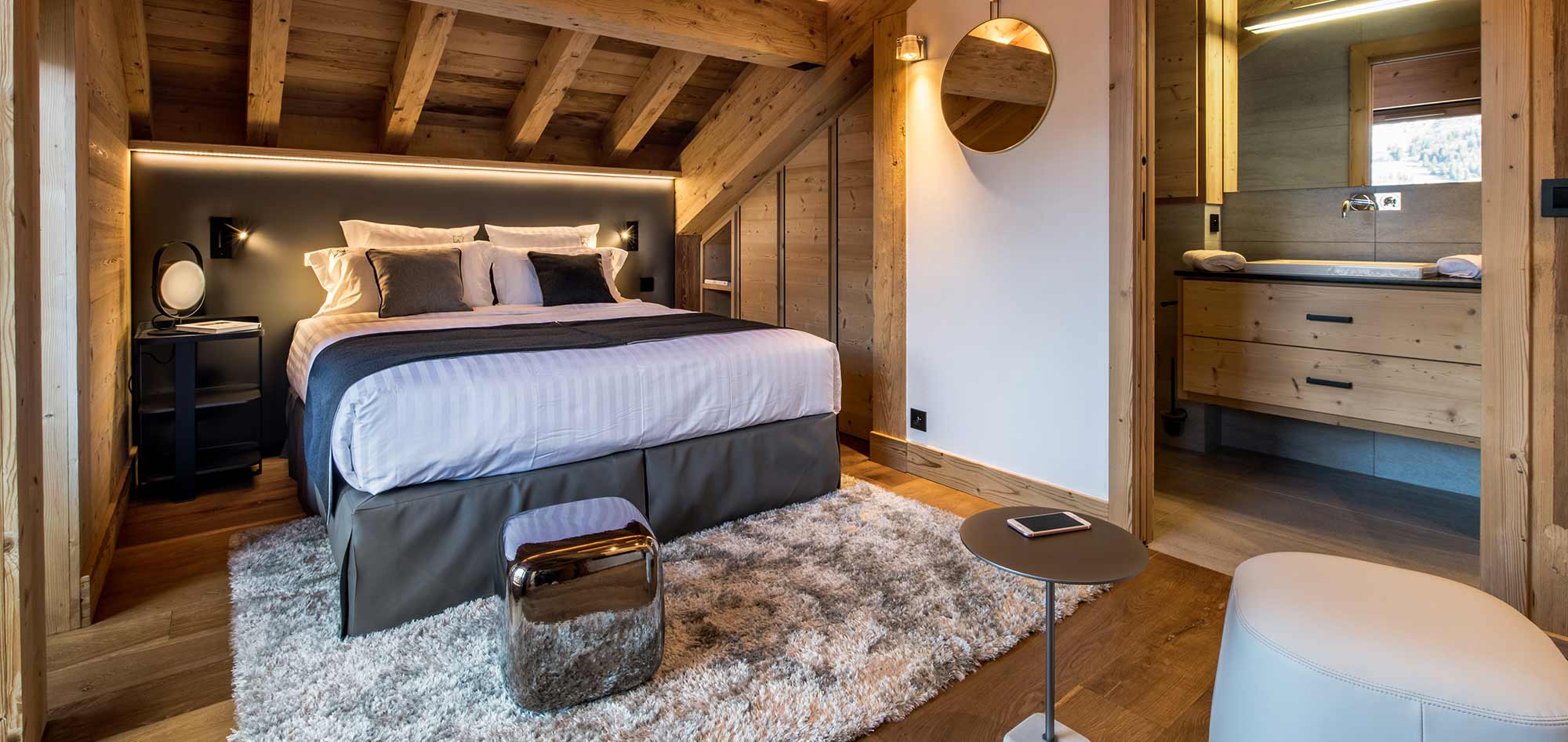 chalet_larpege_bedroom_ensuite.jpg