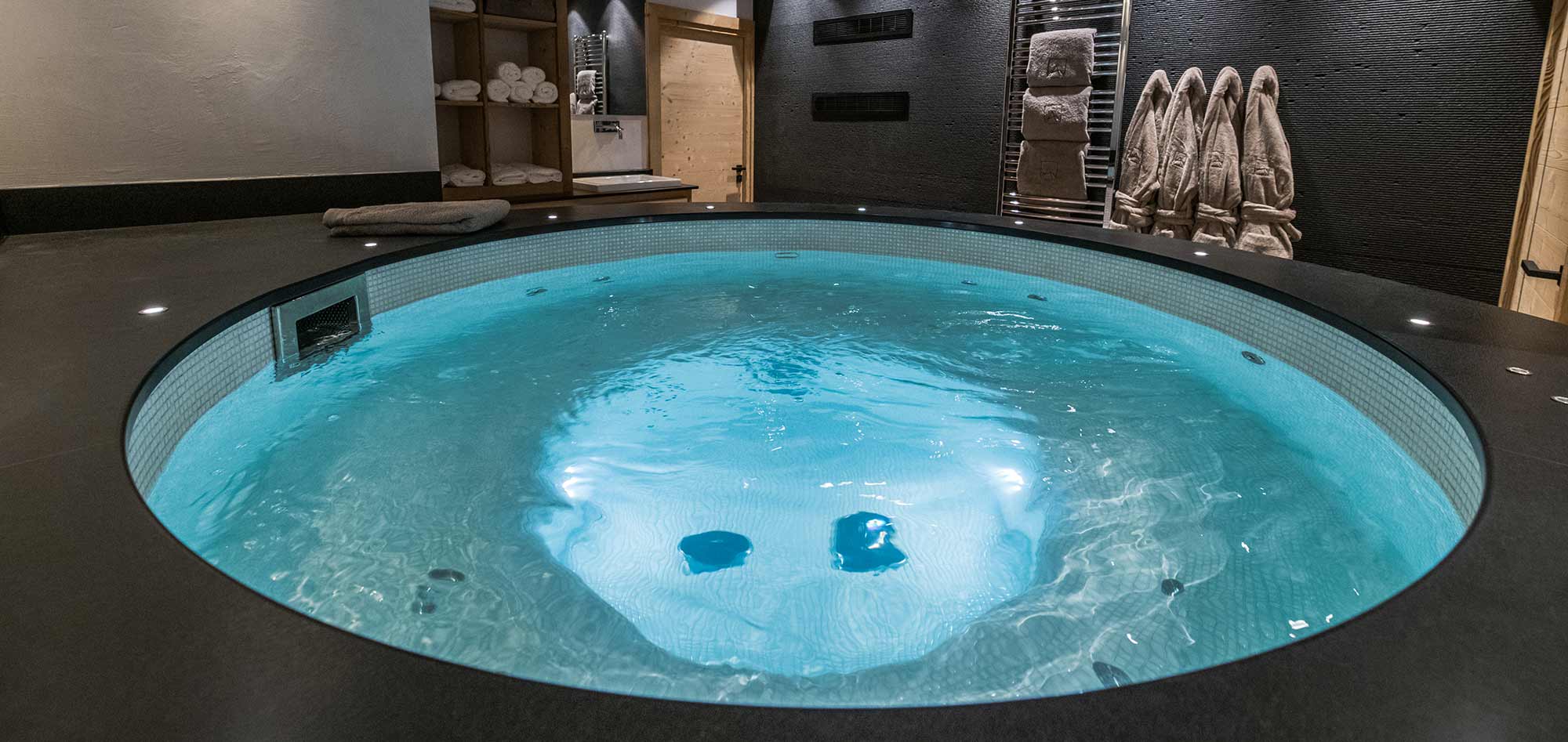 chalet_larpege_indoor_hot_tub.jpg