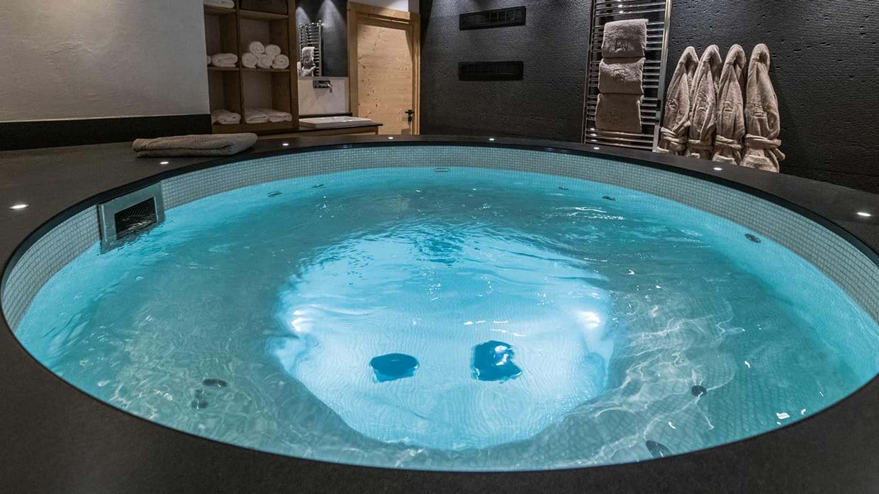 chalet_larpege_indoor_hot_tub.jpg