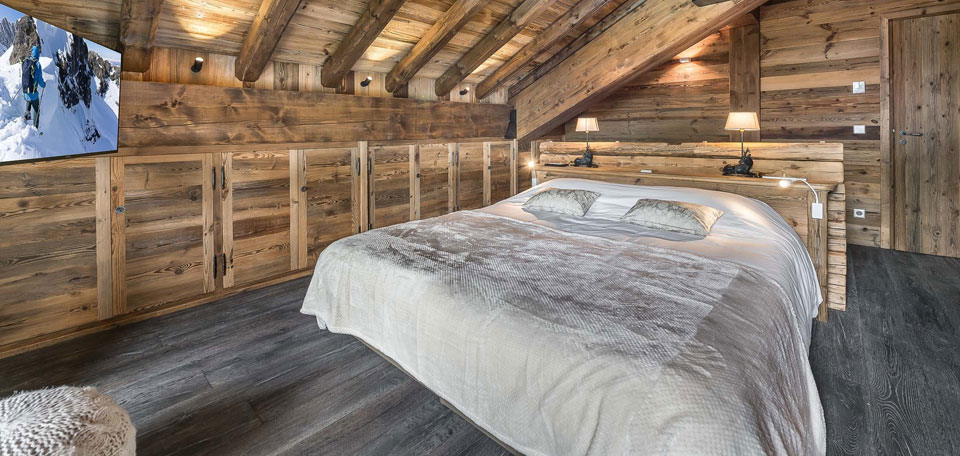 luxury_ski_chalet_queen_mijane_meribel_oxford_ski_luxury_ski_bedroom2.jpg