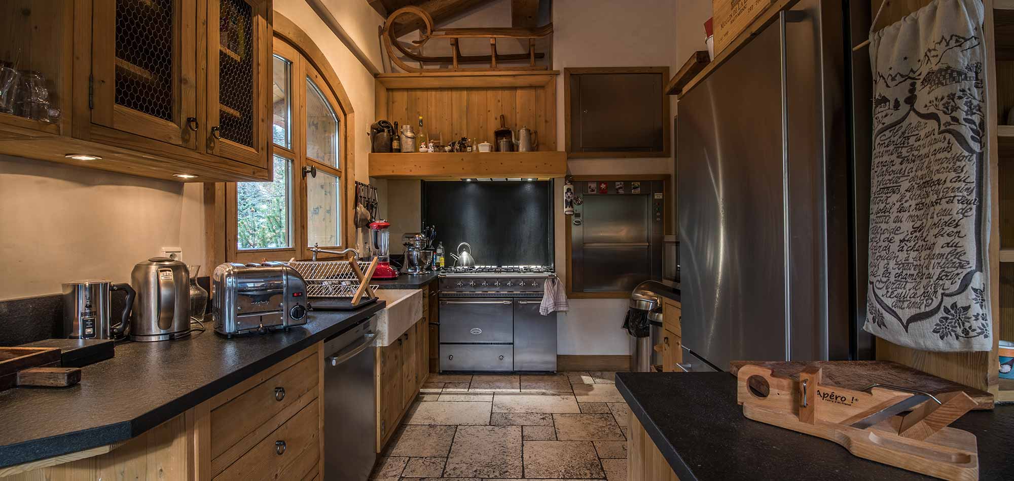 chalet_everest_courchevel_1850_luxury_ski_chalet_luxury_ski_oxford_kitchen.jpg