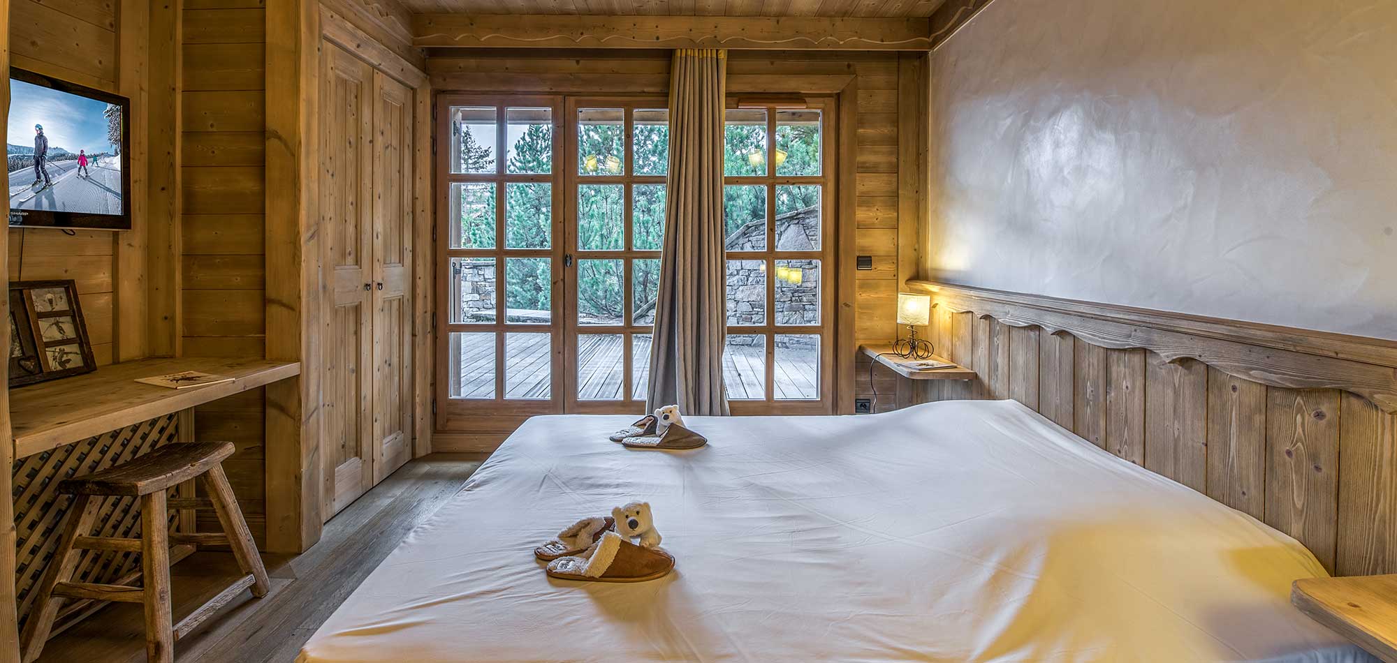 chalet_everest_courchevel_1850_luxury_ski_chalet_luxury_ski_oxford_bedroom_one.jpg
