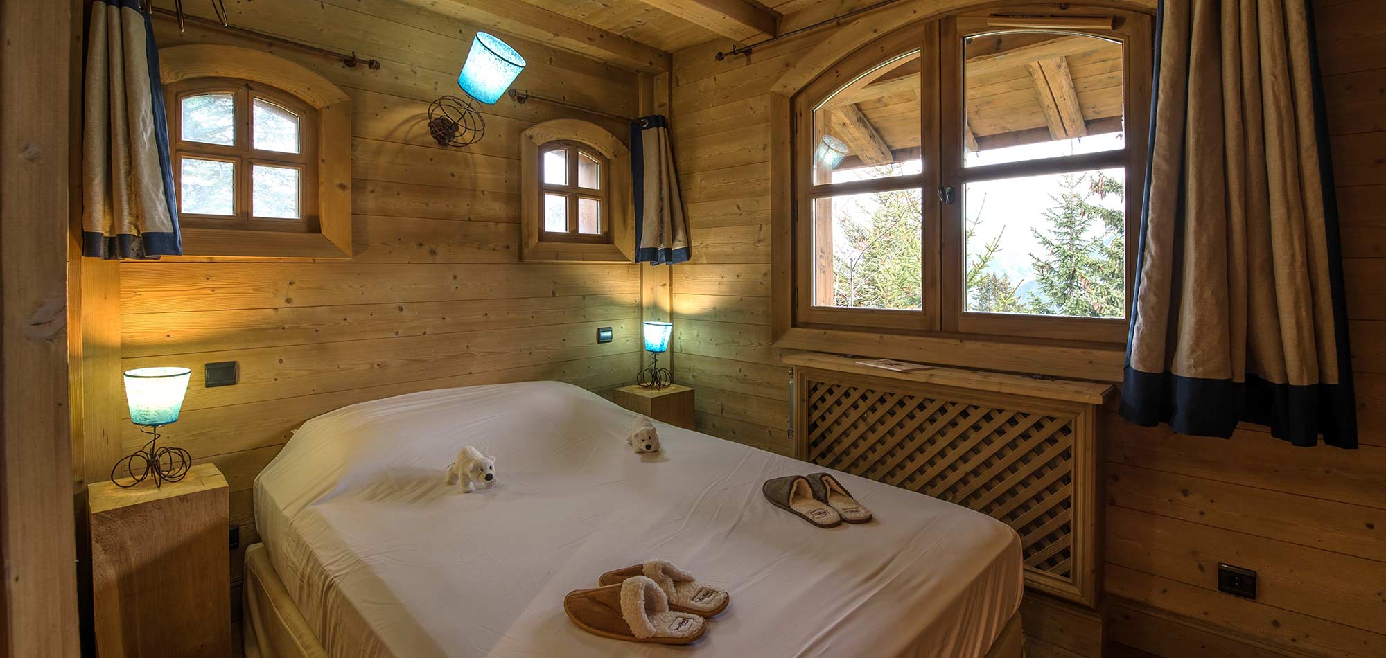 chalet_everest_courchevel_1850_luxury_ski_chalet_luxury_ski_oxford_bedroom_two.jpg
