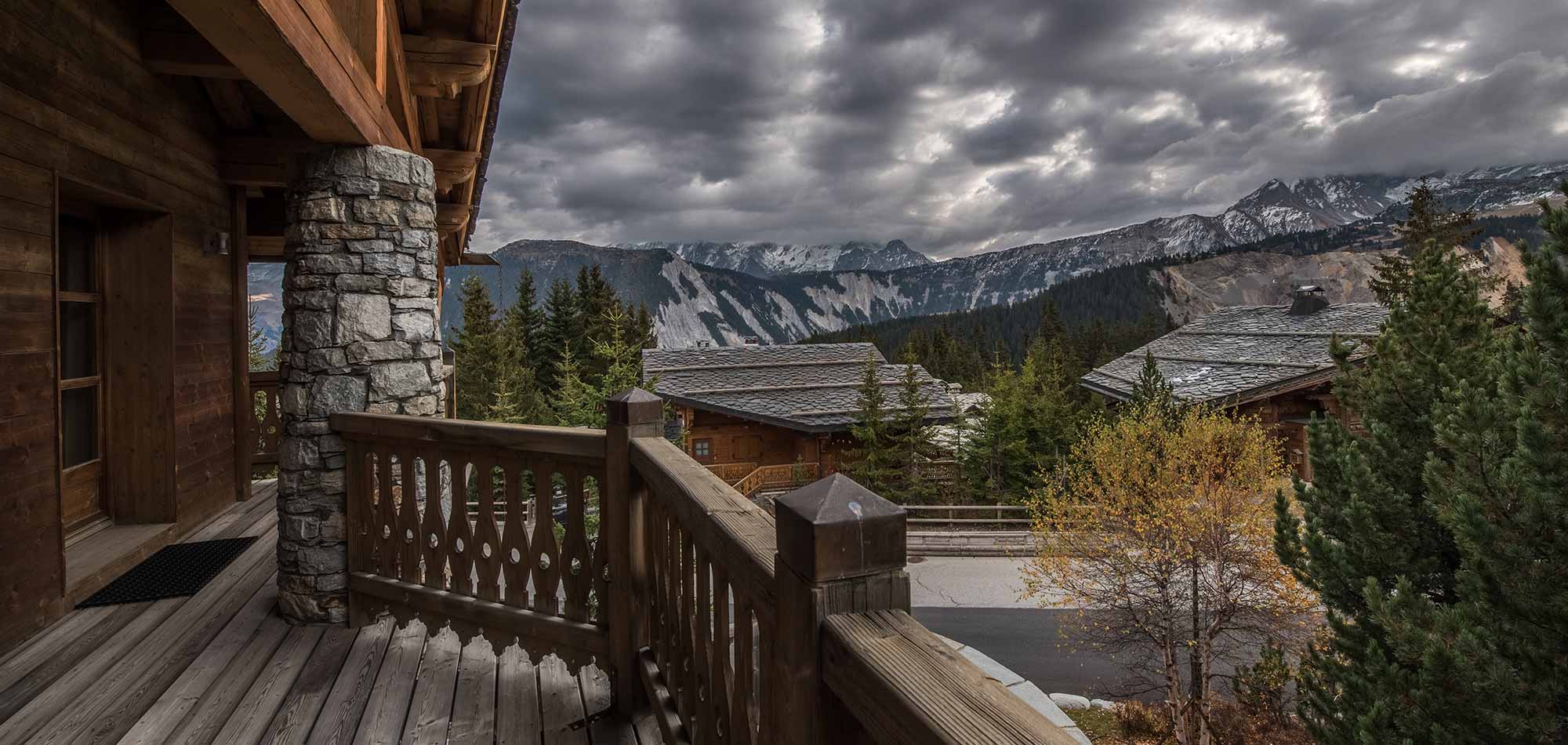 chalet_everest_courchevel_1850_luxury_ski_chalet_luxury_ski_oxford_balcony.jpg