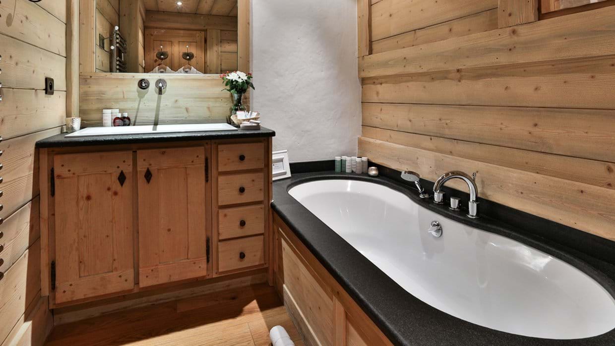 luxury_ski_chalet_du_vallon_oxford_ski_bathro.jpg