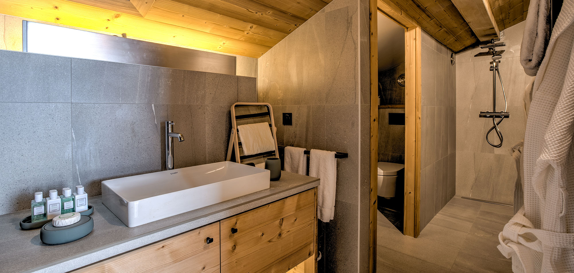 Le_chalet_luxury_ski_chalet_oxford_ski_bathroom_1.jpg