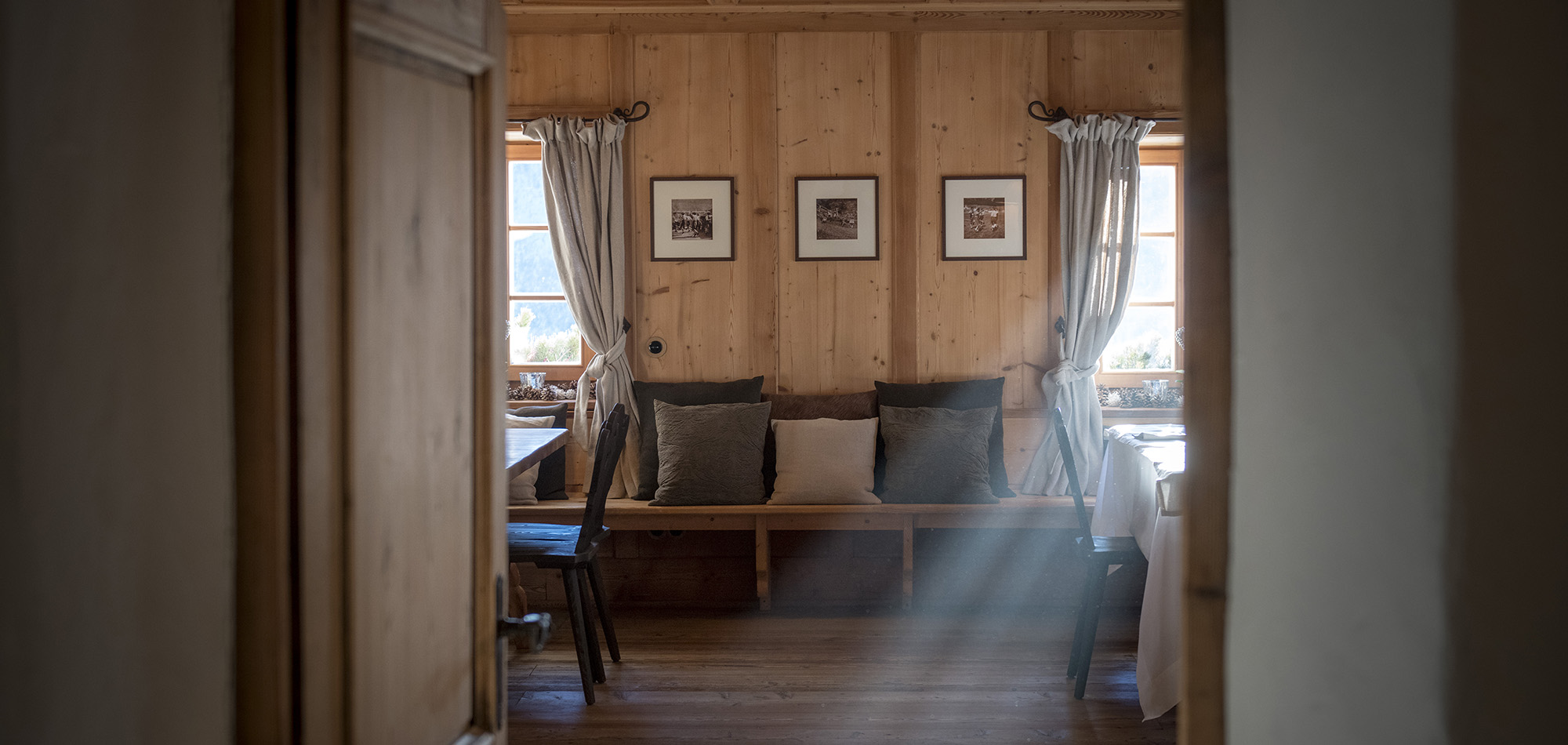 luxury_ski_chalet_white_deer_san_lorenzo_mountain_lodge_plan_de_corones_oxford_ski_bedroom1.jpg