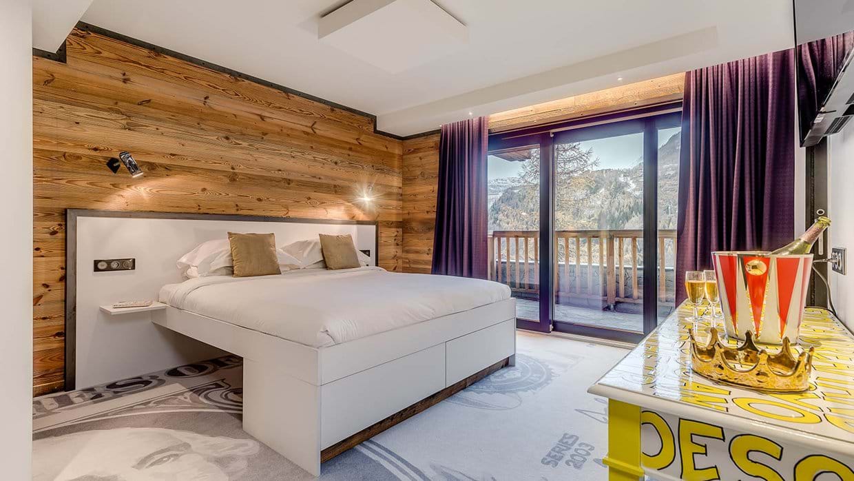 luxury_ski_chalet_banksy_black_diamond_tignes_oxford_ski_bedroom2.jpg