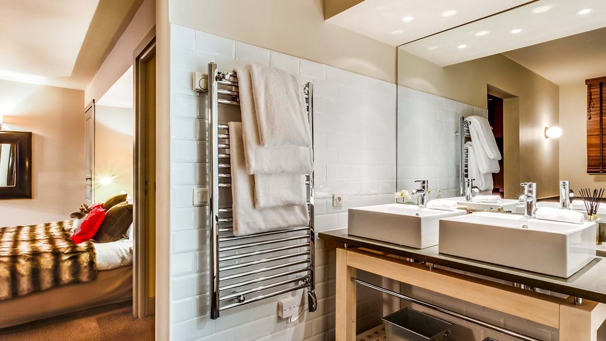 chalet_yellowstone_luxury_ski_chalet_oxford_ski_bathroom_1.jpg