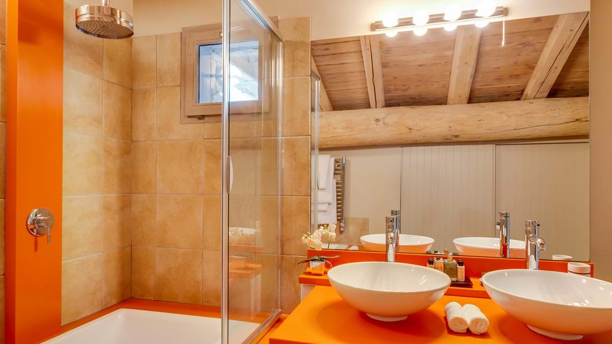 chalet_yellowstone_luxury_ski_chalet_oxford_ski_bathroom_2.jpg