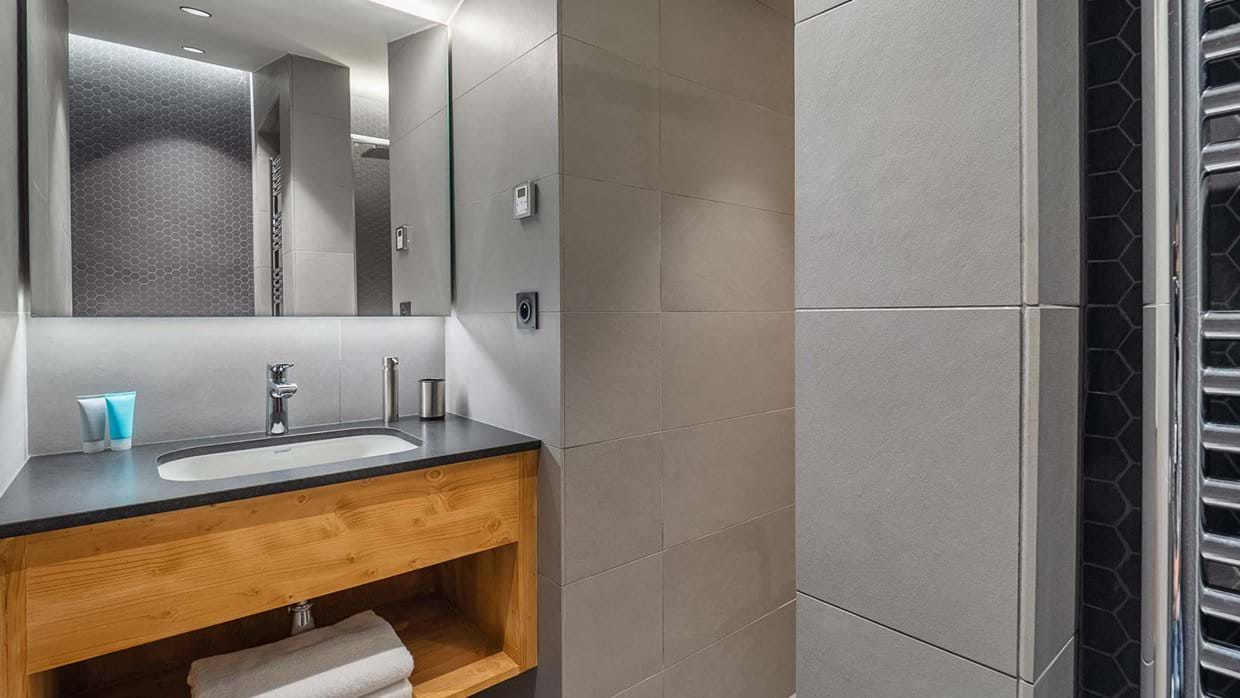 chalet_beluga_avoriaz_luxury_ski_chalet_oxford_ski_bathroom.jpg