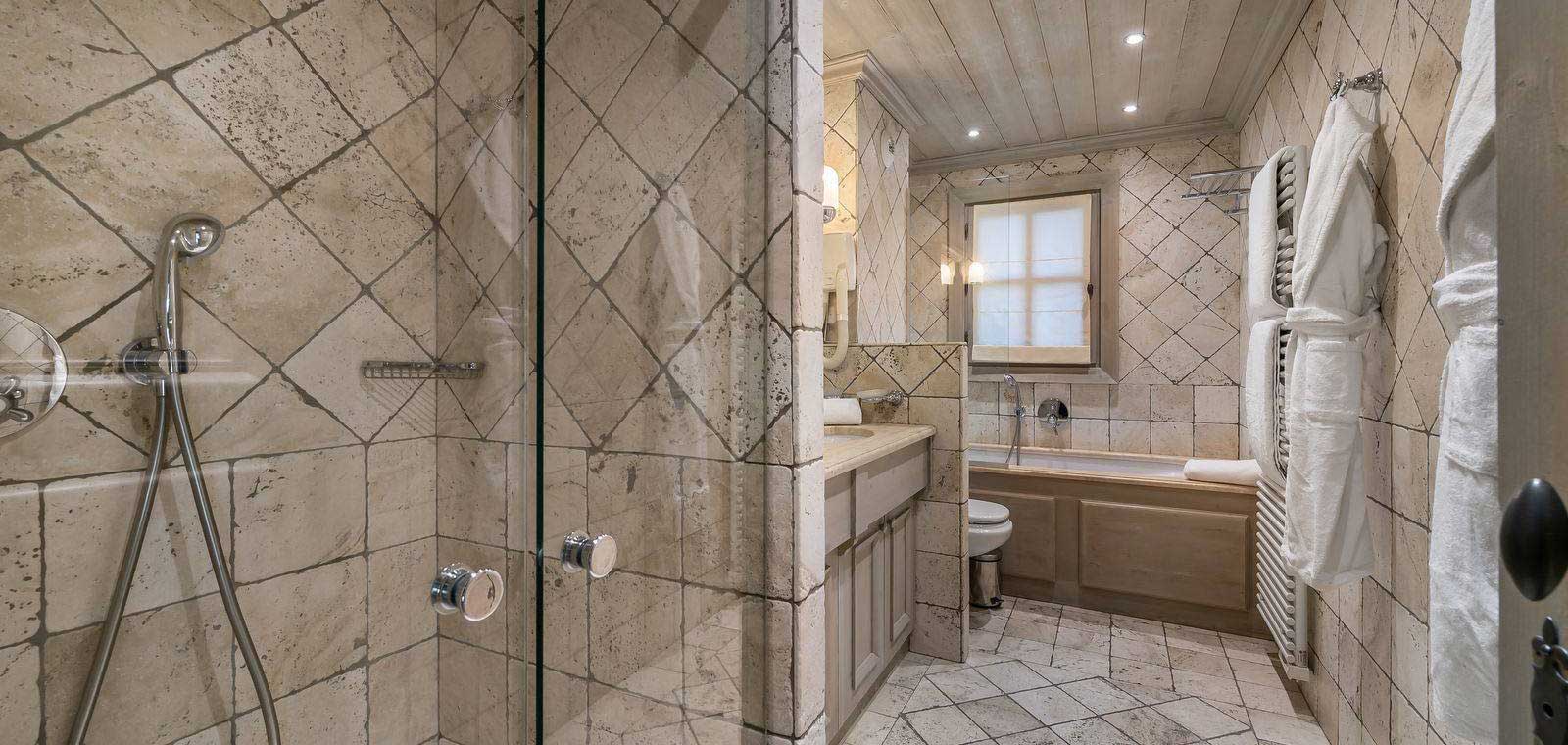 chalet_totara_courcourchevel_1850_oxford_ski_bathroom4.jpg