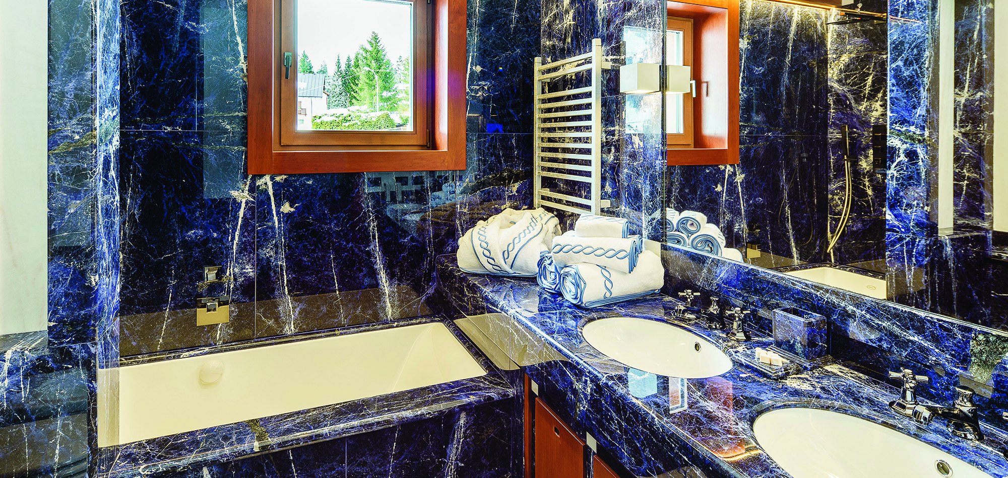 18-Bath of the blue suite.jpg