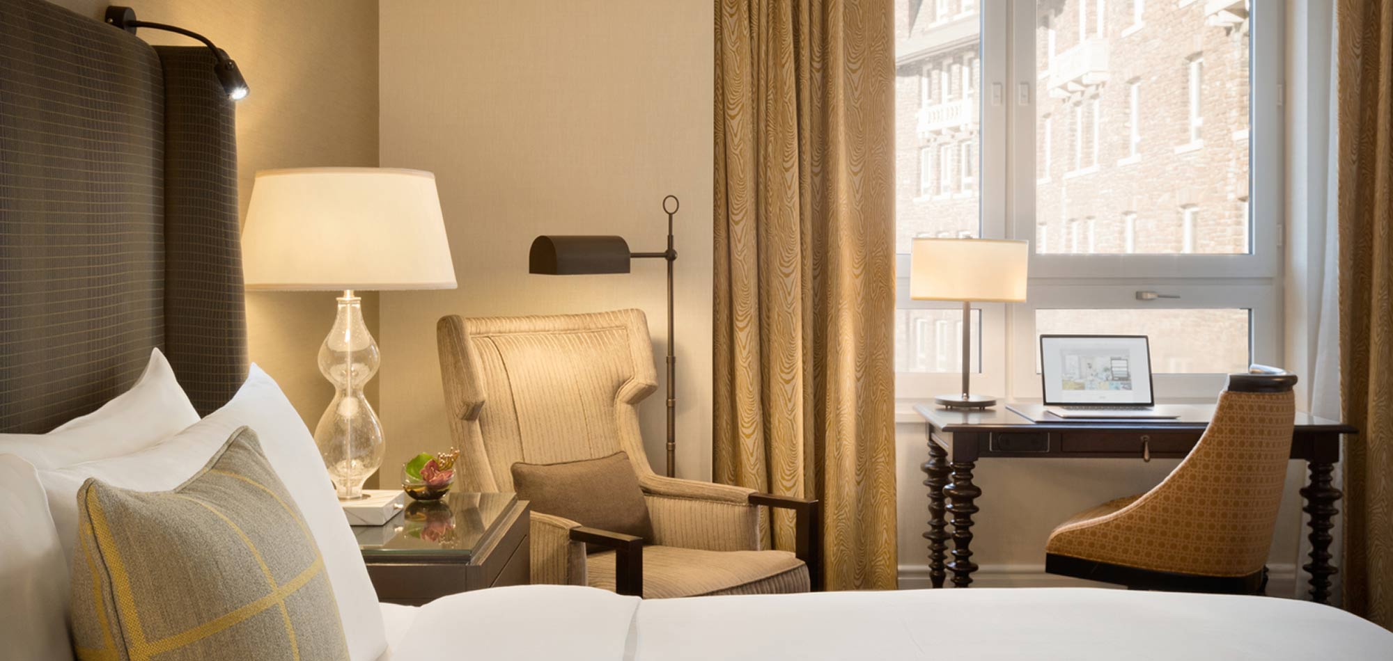 Fairmont-Banff-Springs---Deluxe_Room.jpg