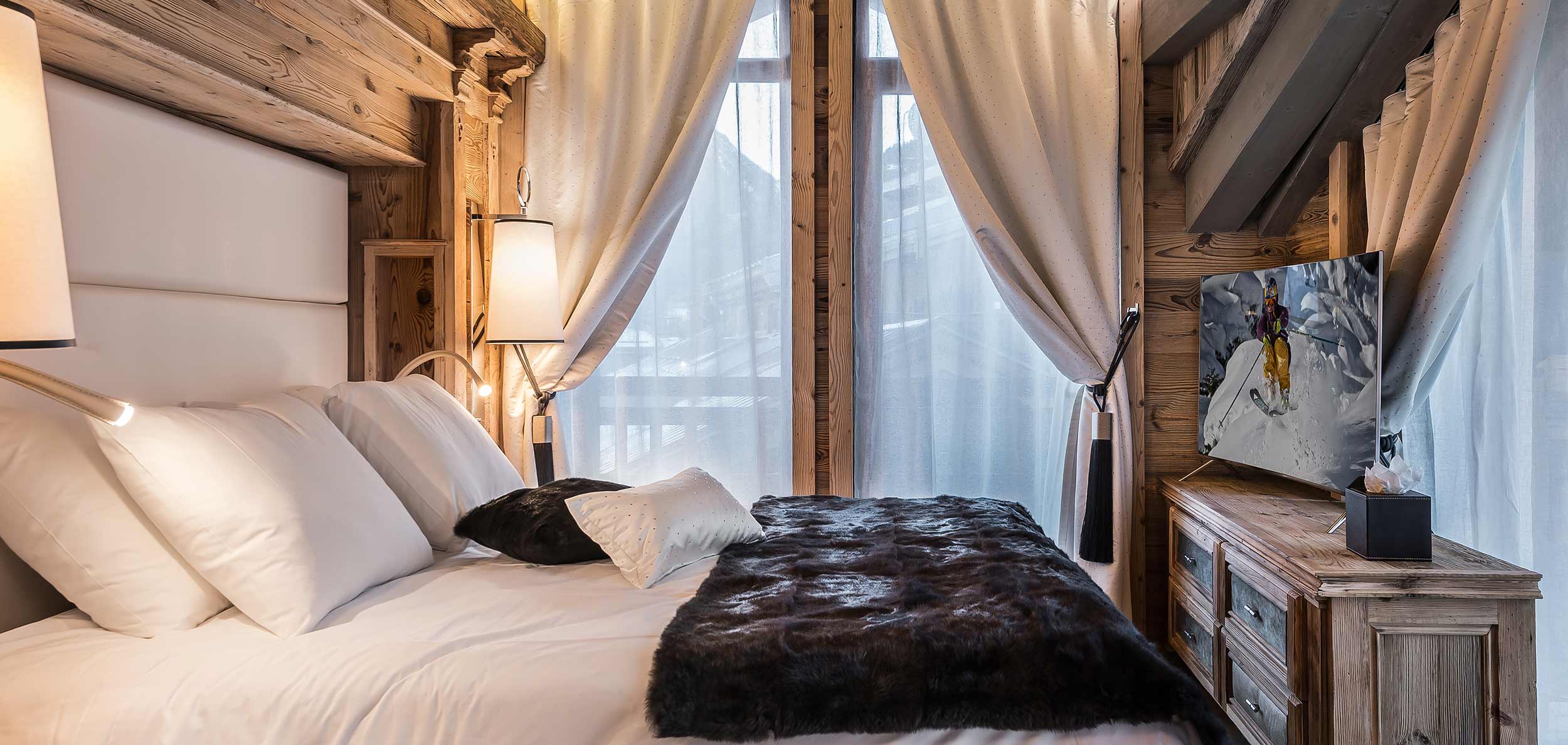 The_White_Chalet_Courchevel_Le Praz_Master_bedroom_2_img.jpg