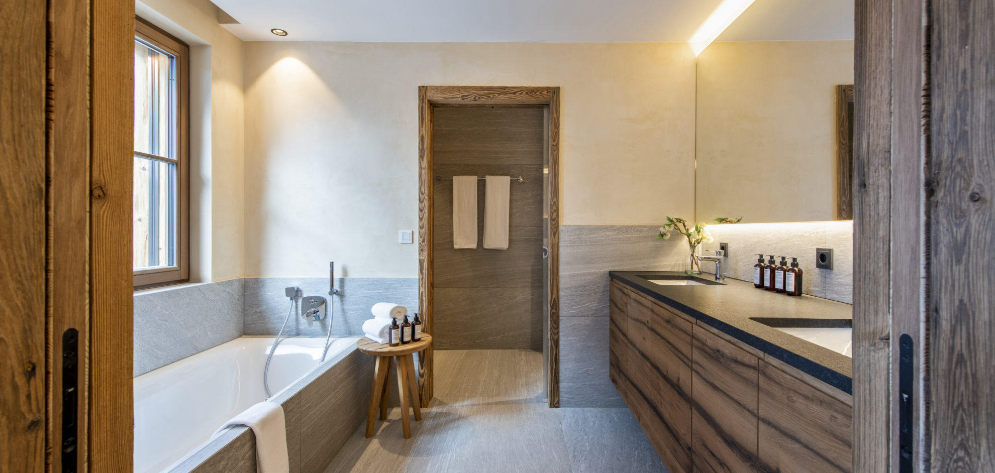 chalech_4_lech_luxury_ski_chalet_oxford_ski_bathroom3.jpg