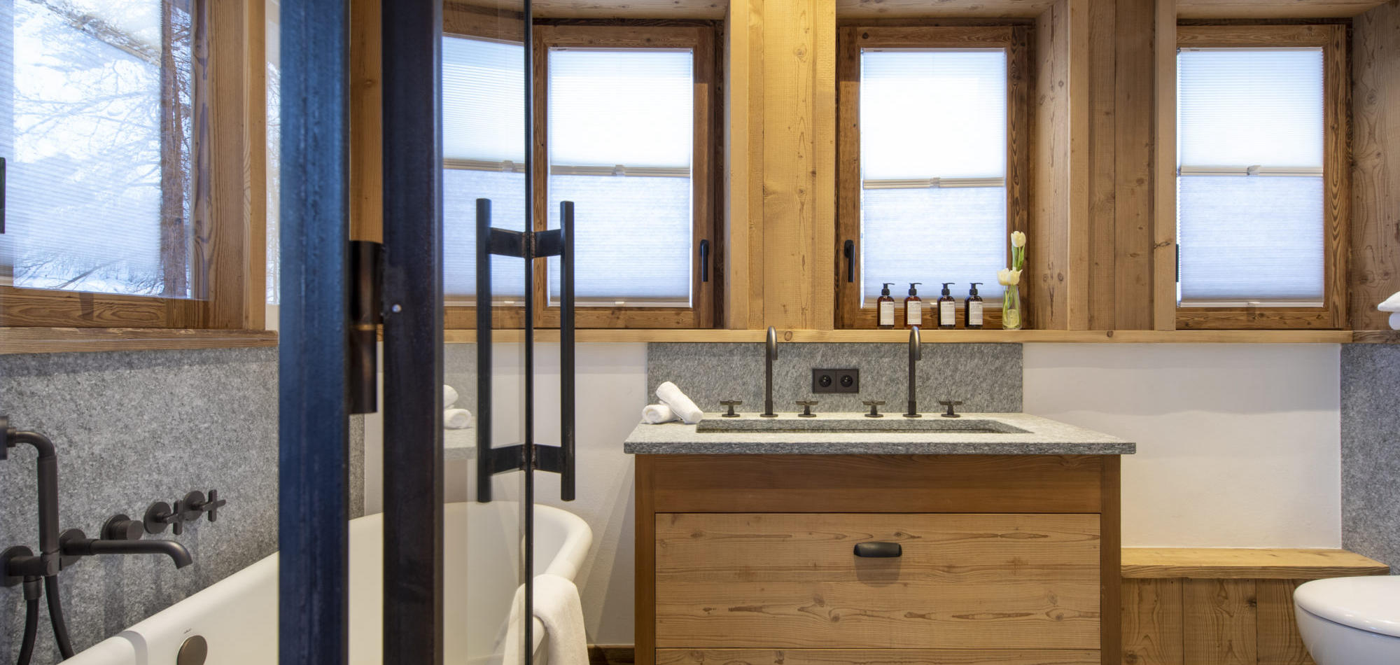 chalet_cala_201_val_disere_luxury_chalet_oxford_ski_bathroom.jpg