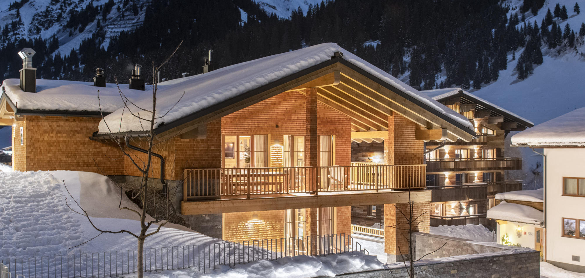 chalech_L_lech_luxury_ski_chalet_oxford_ski_ exterior_night.jpg