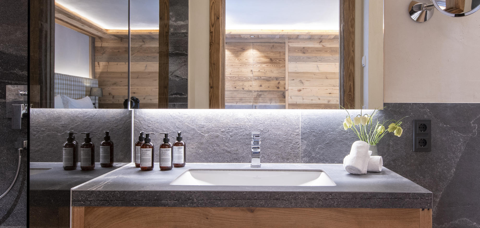 chalech_L_lech_luxury_ski_chalet_oxford_ski_ bathroom4.jpg