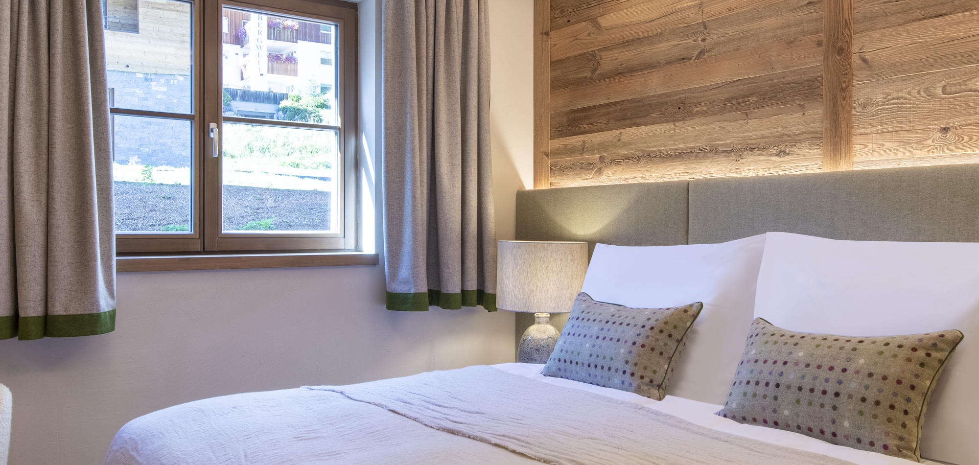 chalech_S_lech_luxury_ski_chalet_oxford_ski_ bedroom (3).jpg