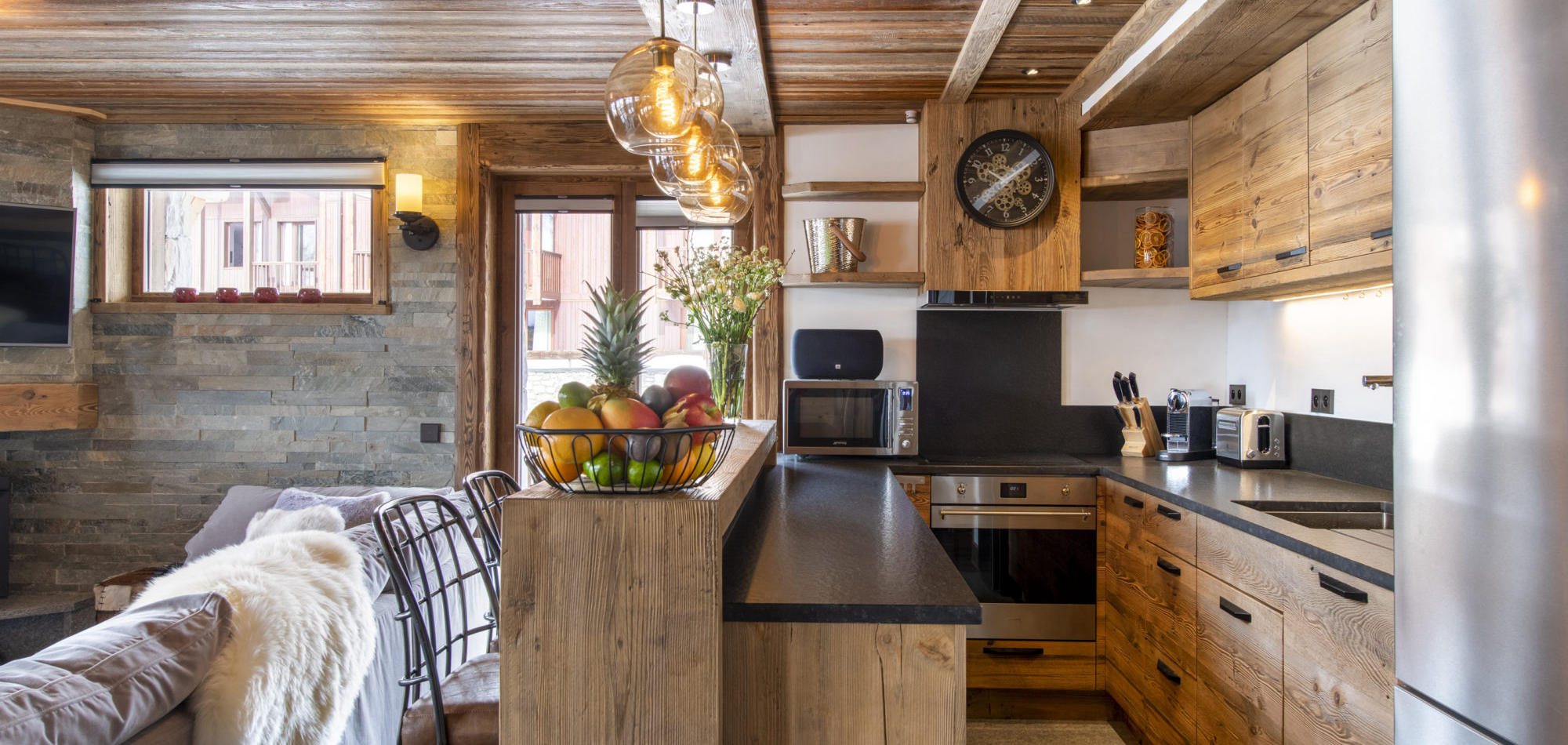 Grand_pre_2_Val_disere_Luxury_Chalet_OXford_Ski_Kitchen.jpg