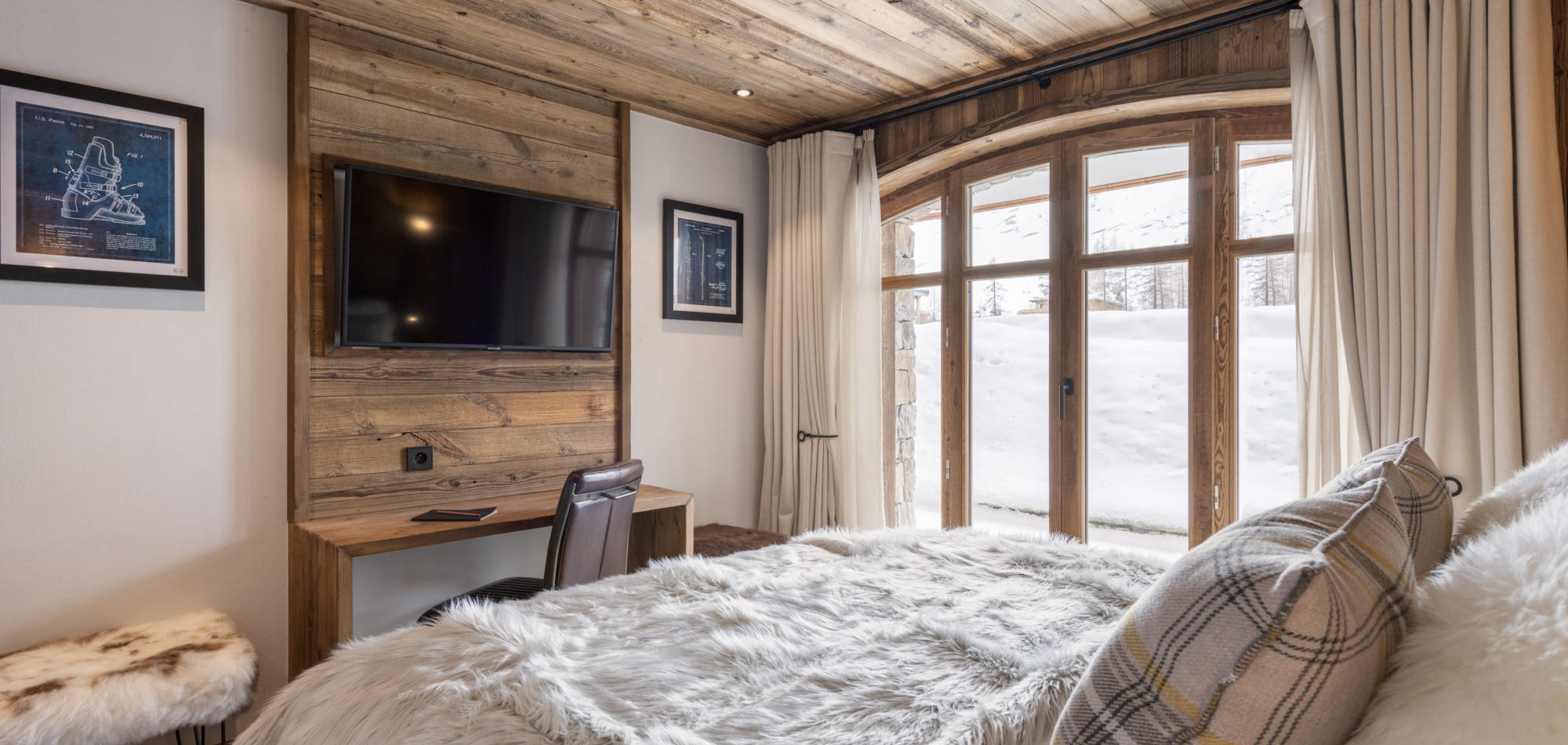 Grand_pre_2_Val_disere_Luxury_Chalet_OXford_Ski_Bedroom_1.jpg