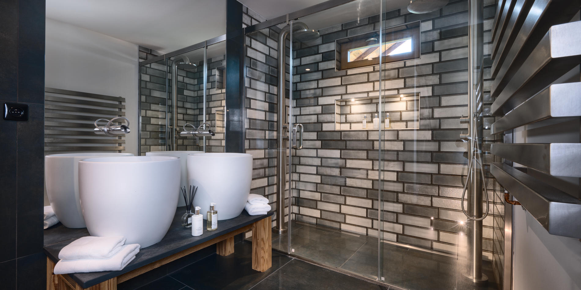 chalet_old_macaroni_morzine_luxury_chalet_oxford_ski_bathroom_2.jpg