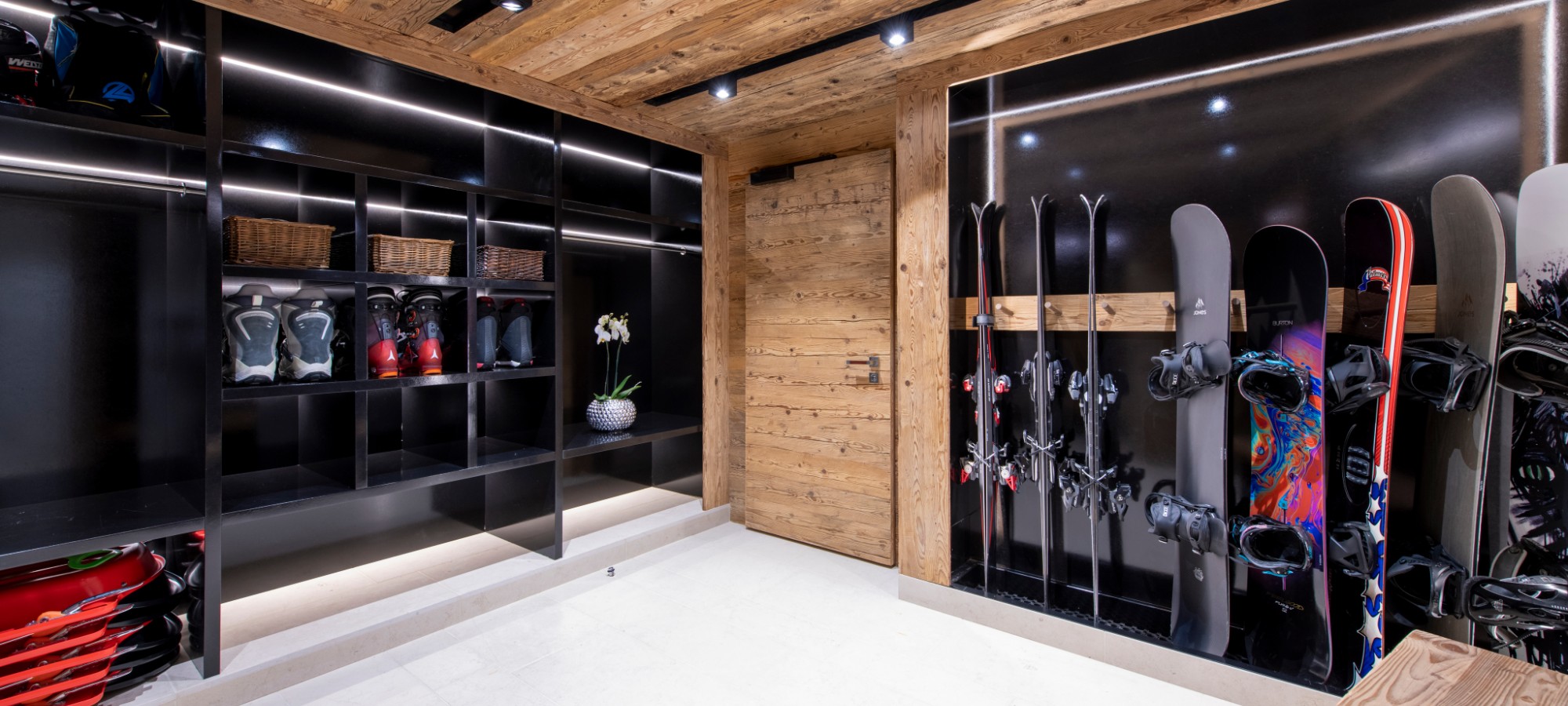 chalet__marmottiere_verbier_oxford_ski_luxury_chalet_ski_room.jpg