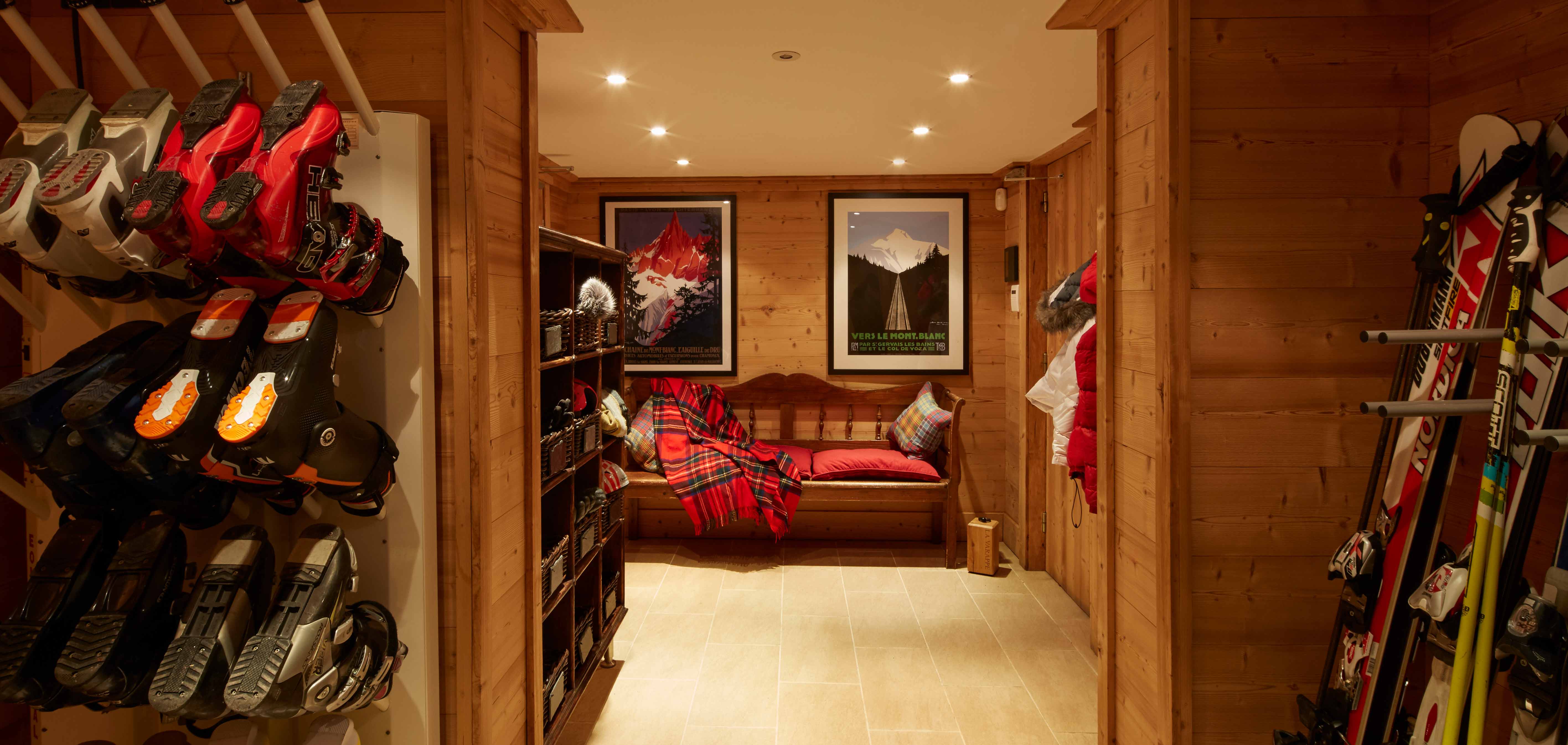 Chalet_Varappe_Meribel_oxford_ski_luxury_ski_ChaletEntrance.jpg