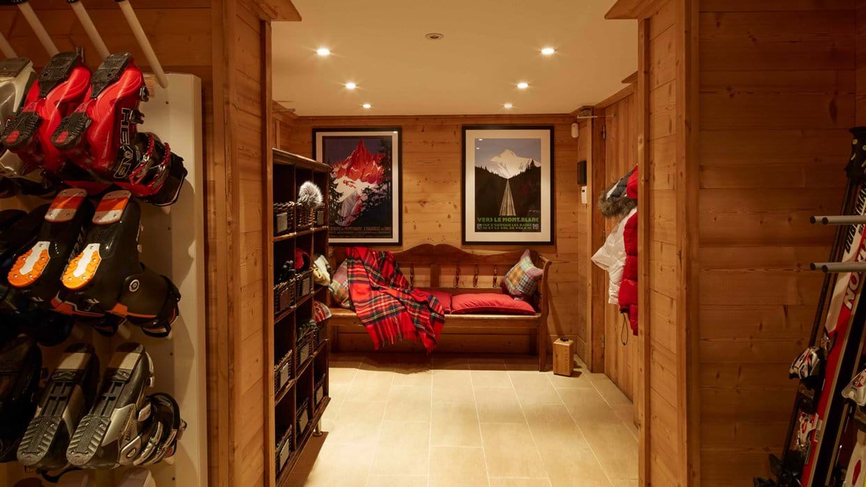 Chalet_Varappe_Meribel_oxford_ski_luxury_ski_ChaletEntrance.jpg