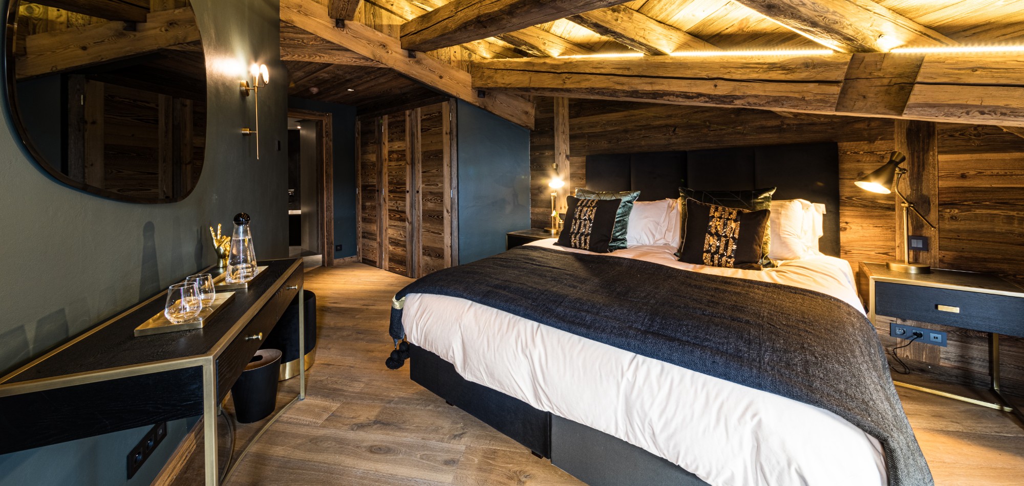 Zems_Lodge_Morzine_Oxford_Ski_Luxury_Chalet_Bedroom_2.jpg