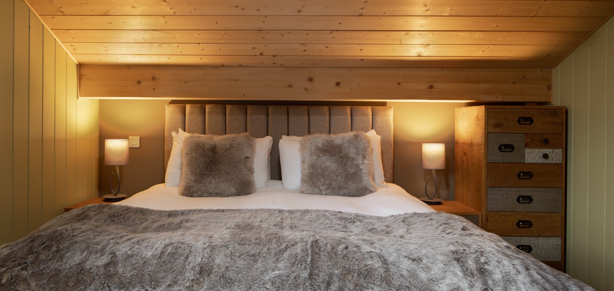 Chalet_Fleurie_Oxford_Ski_Luxury_Chalet_Bedroom_2.jpg