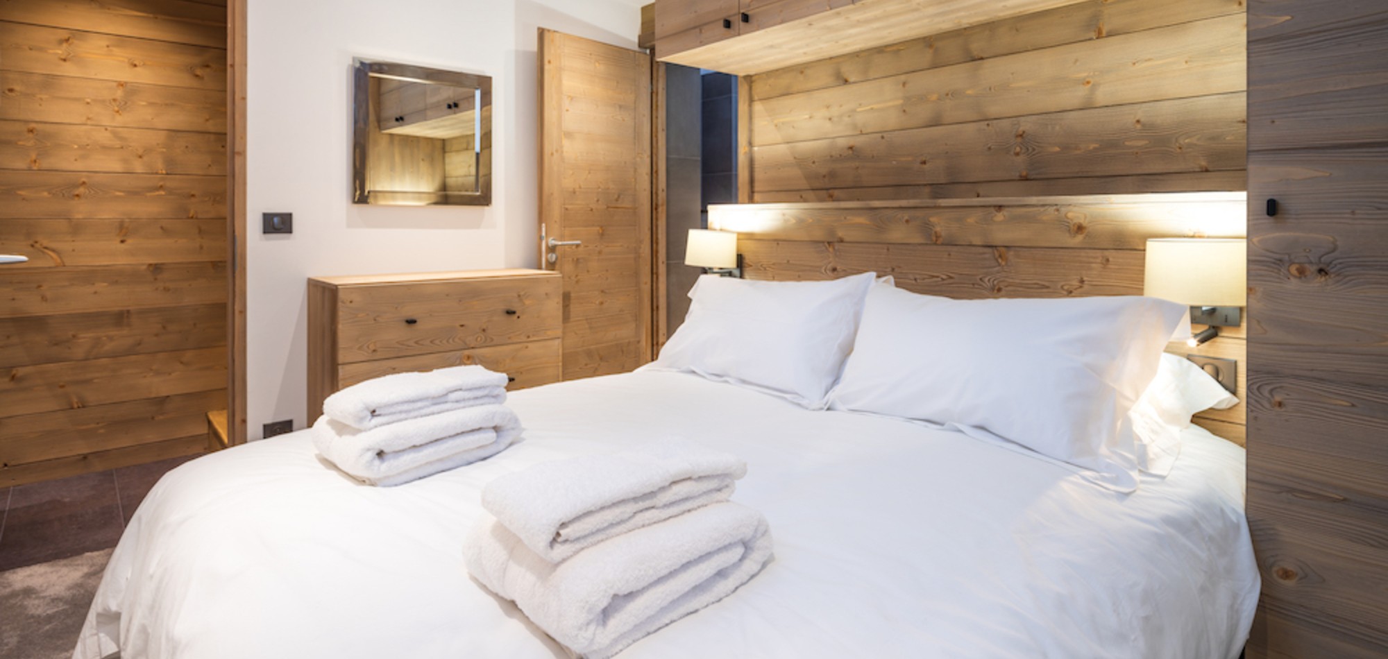 Mon_Pere_La_Tania_Oxford_Ski_Luxury_Chalet_Bedroom.jpg