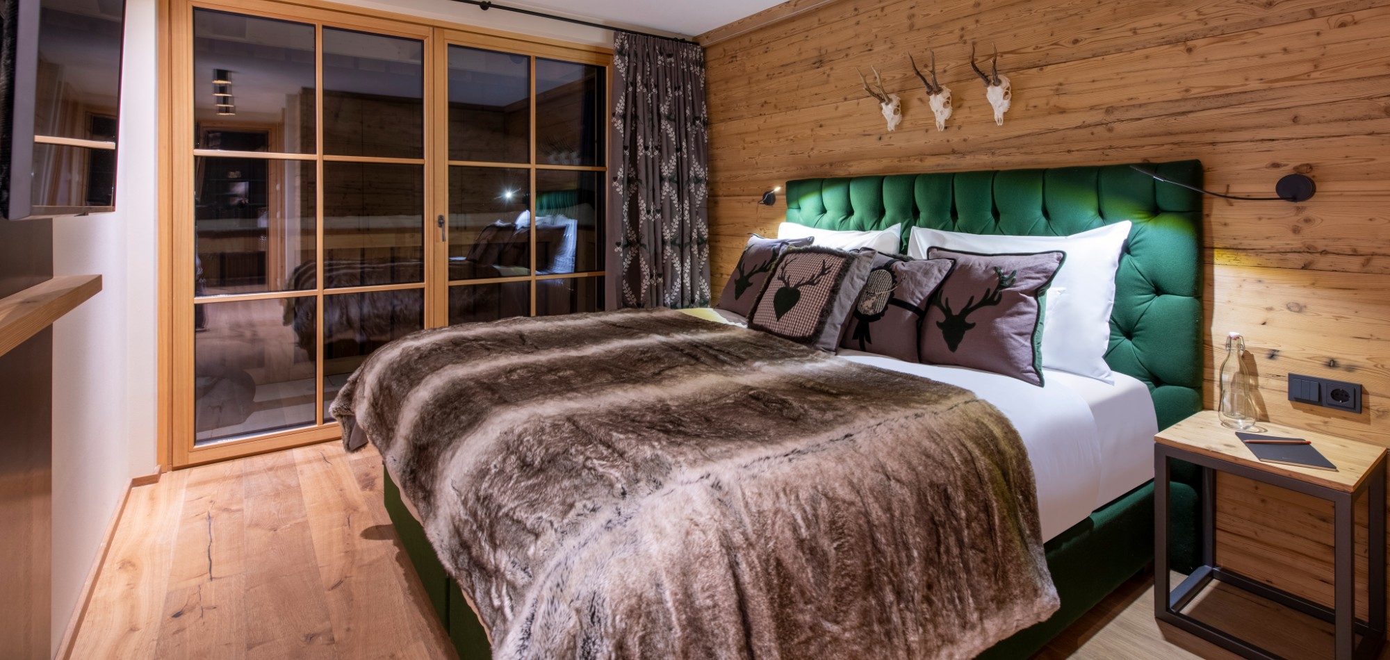 Brunnenhof_9_Lech_Oxford_Ski_Luxury_Chalet_Bedroom_2.jpg
