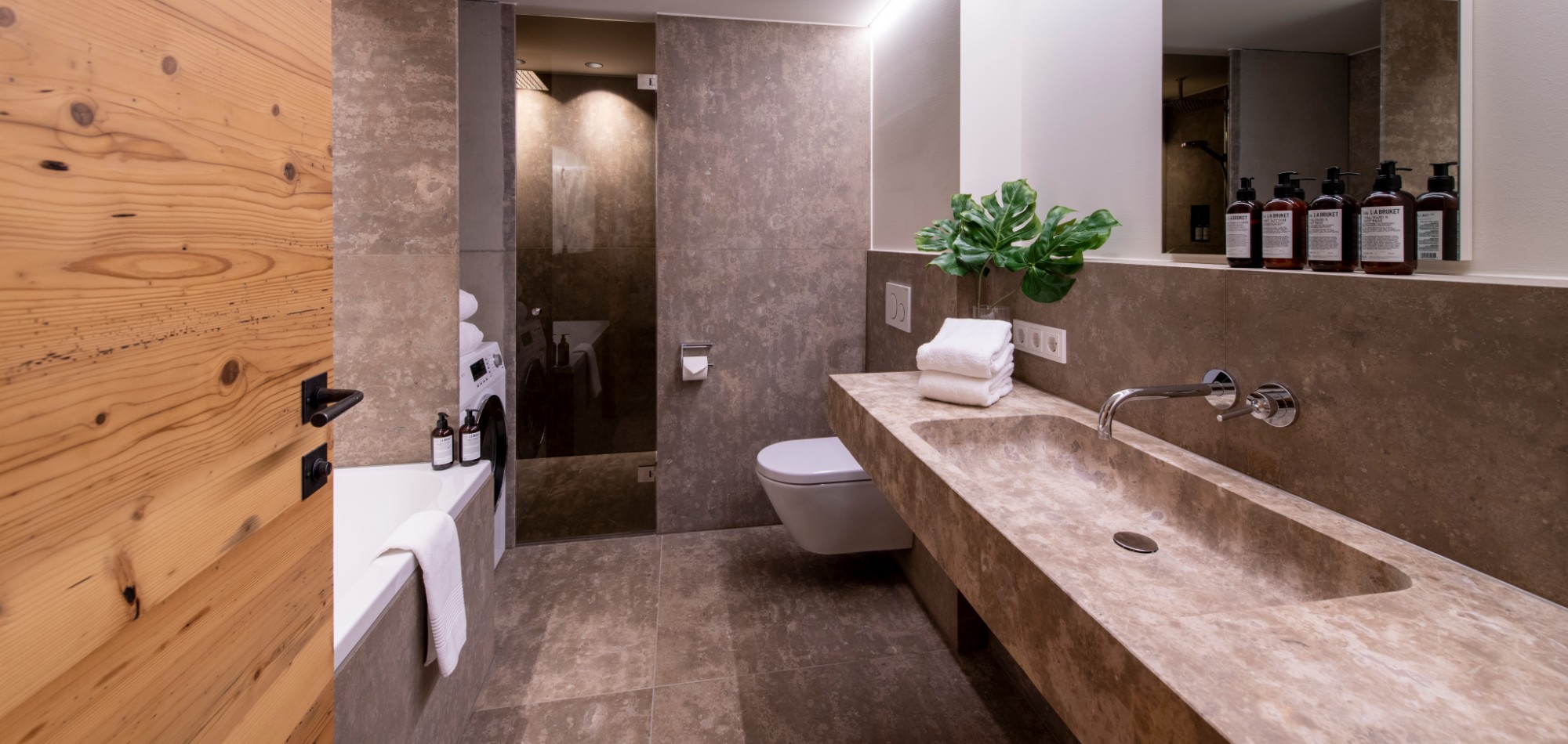 Brunnenhof_9_Lech_Oxford_Ski_Luxury_Chalet_Bathroom.jpg